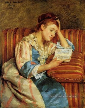  Assis Tableaux - Mme Duffee assise sur un canapé à rayures Reading mères des enfants Mary Cassatt